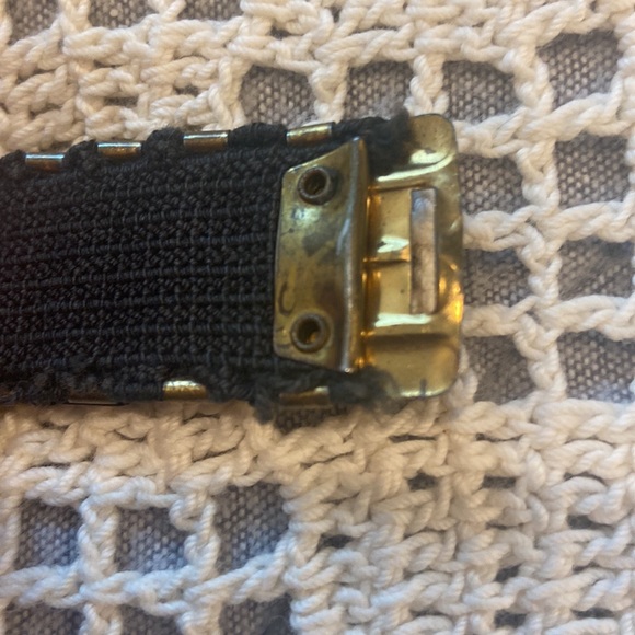 Vintage gold stretch women’s belt .buckle is two-tone with flowers hook closure. - Picture 5 of 10